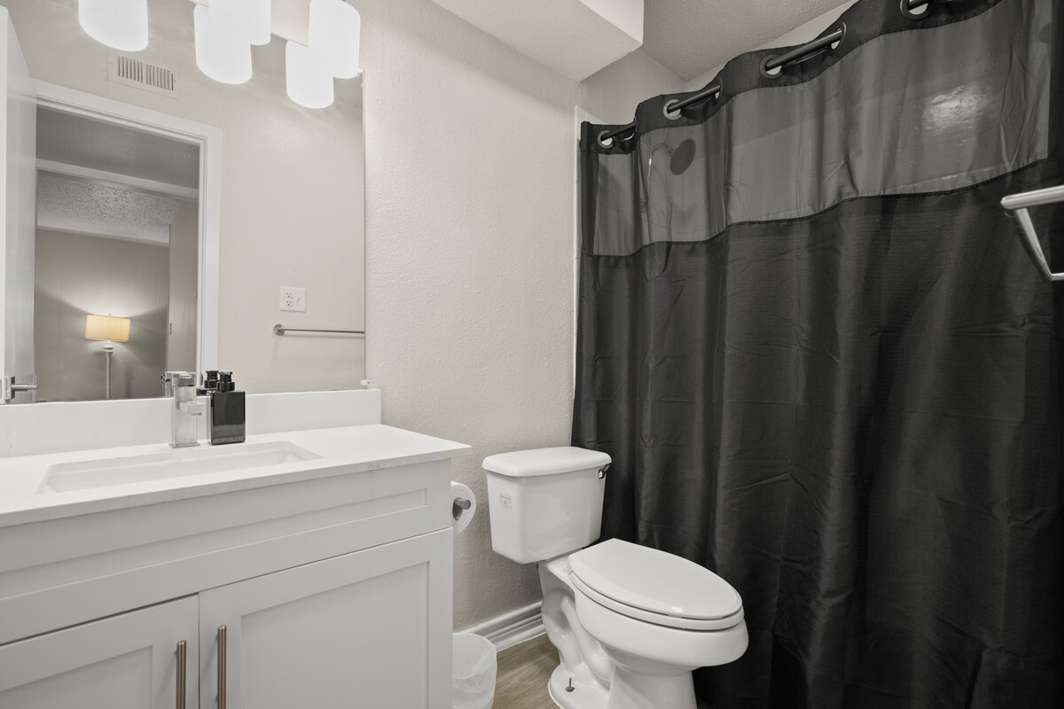 Walk to UT! Spacious 2-Queen Suite w/ Free Parking