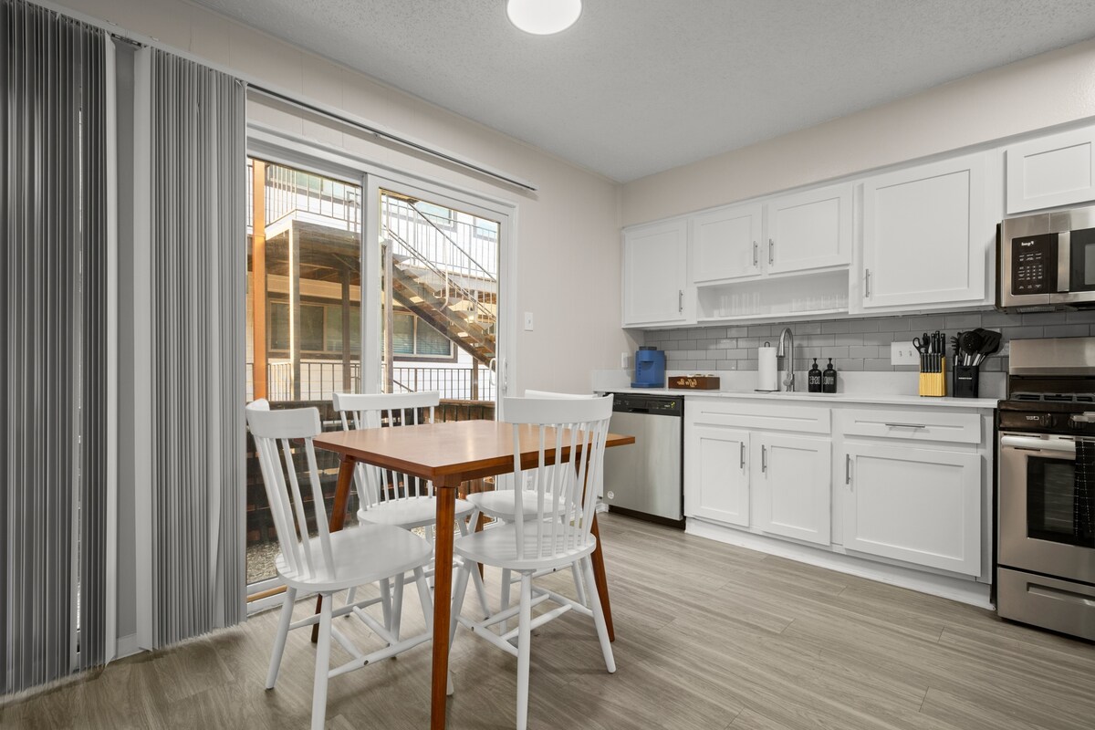 Walk to UT! Spacious 2-Queen Suite w/ Free Parking