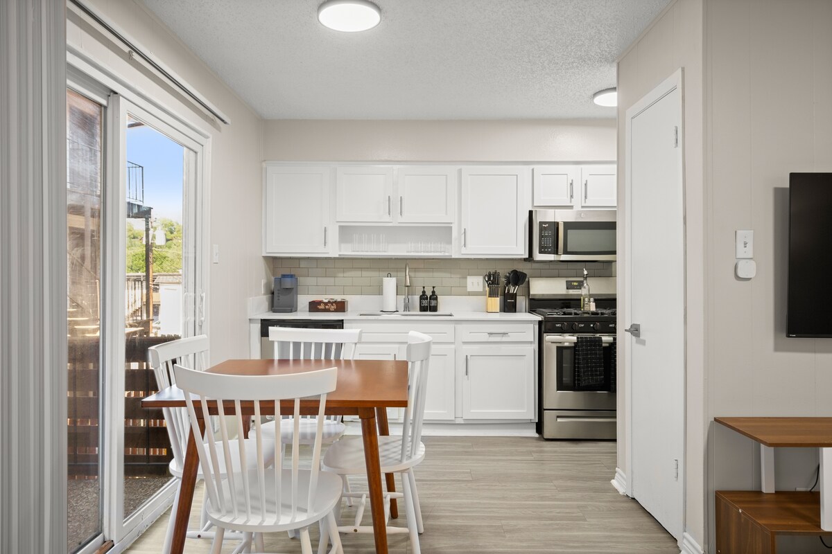 Walk to UT! Spacious 2-Queen Suite w/ Free Parking