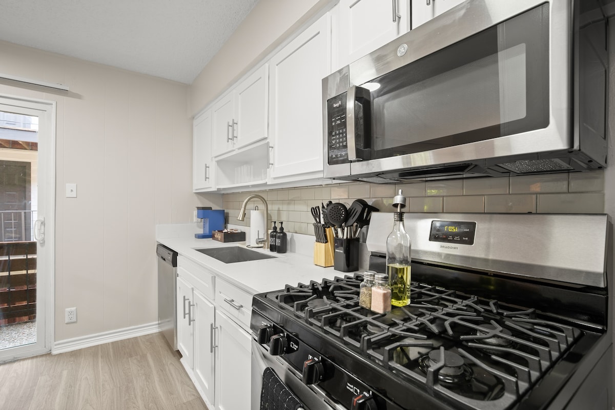 Walk to UT! Spacious 2-Queen Suite w/ Free Parking