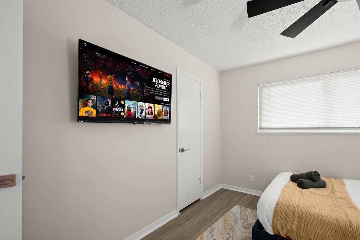 Walk to UT! Spacious 2-Queen Suite w/ Free Parking