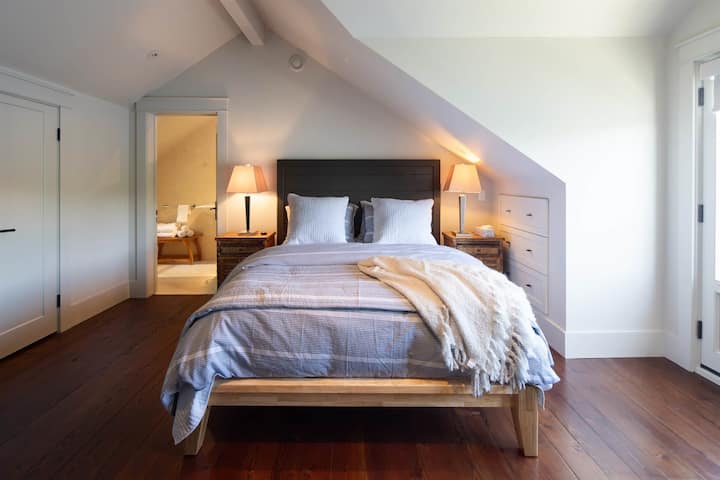 Primary Suite - Queen Bed