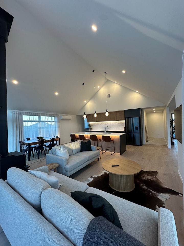 Warm Inviting Alpine Escape Near Opuke Hot Pools - Methven