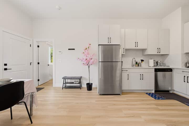 Sunnyside Cottage Suite | 2br Near White Rock - White Rock