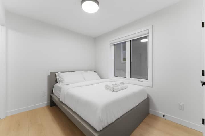 Second floor bedroom - Queen bed, memory foam mattress, memory foam pillows, private ensuite