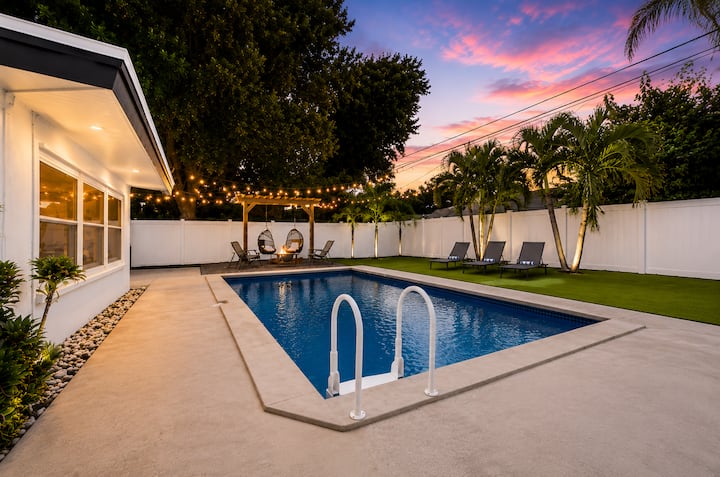 Palm Breeze Retreat Pool Home Has Arcade, Fire Pit - Largo, FL
