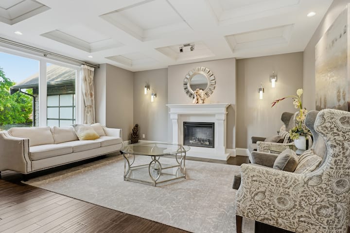 1‑acre Private Estate W/ Pool & Basketball - White Rock