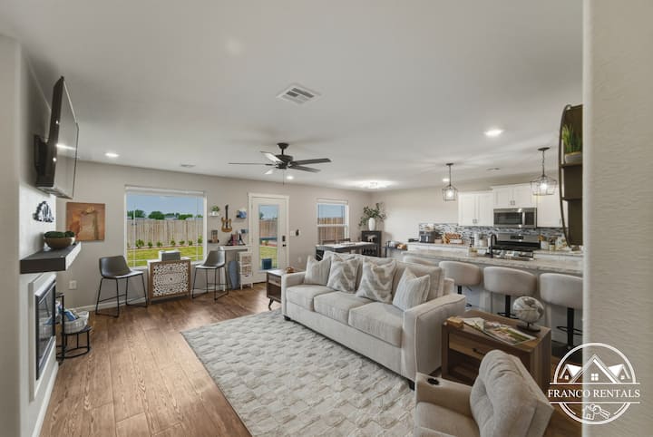 New Construction Modern Retreat W/ Fenced Backyard - Garden City, KS