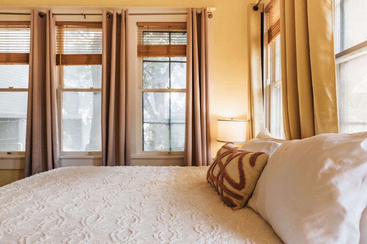 Historic Victorian Beauty on UT| Free Parking
