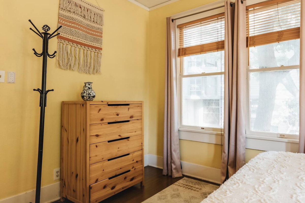 Historic Victorian Beauty on UT| Free Parking