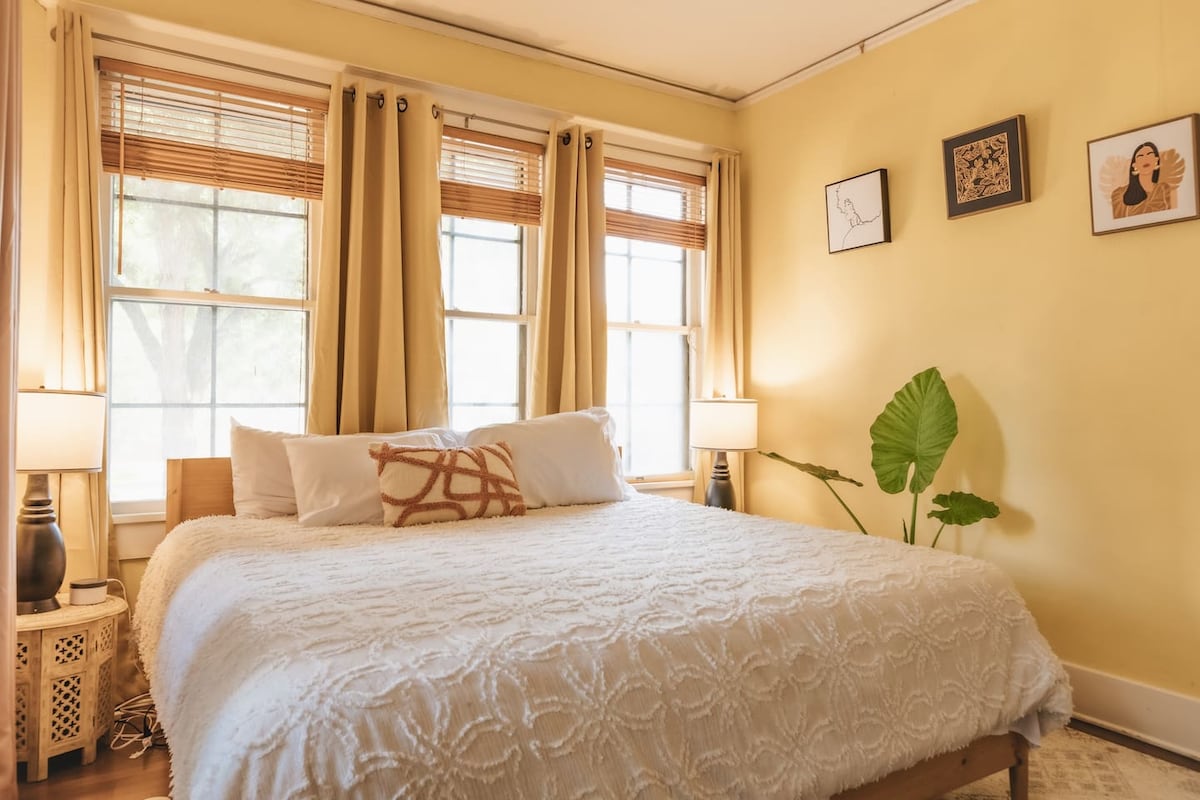 Historic Victorian Beauty on UT| Free Parking