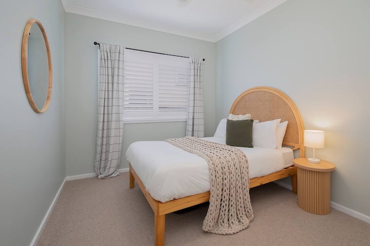 Despierta renovado en el segundo dormitorio, que cuenta con una cama doble, un estilo suave inspirado en la costa y un ambiente tranquilo.