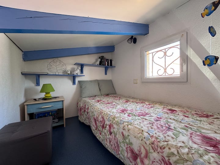 Mezzanine de la chambre avec le lit simple. Accès par une échelle. La fenêtre ne dispose pas d'occultation. 