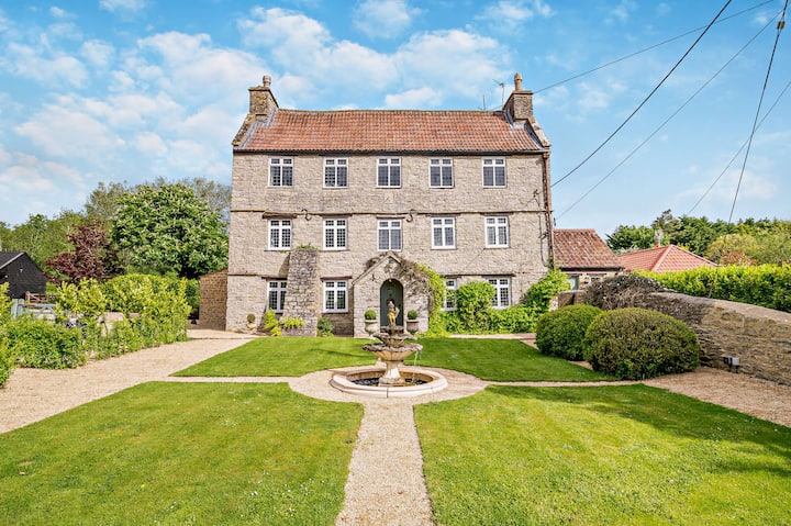 1641 Historic Farmhouse, Sleeps 16 · Bath/bristol - Bristol