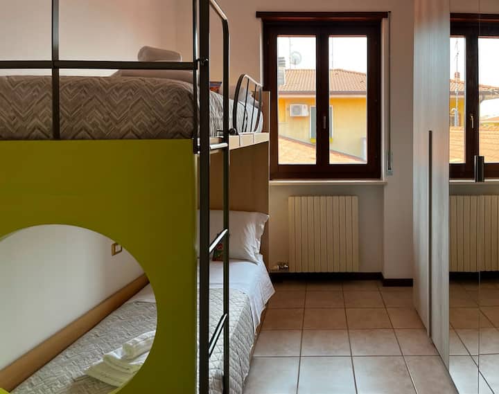 Lit superposé avec armoire à trois portes