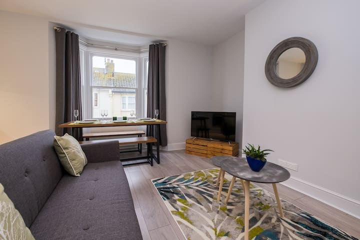Stylish Central 2 Bed Flat Near Station - Brighton