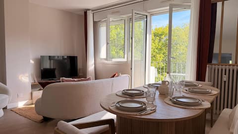 Popular Airbnb listing: 3 bedrooms • private parking • 10 min from the market in La Rochelle
