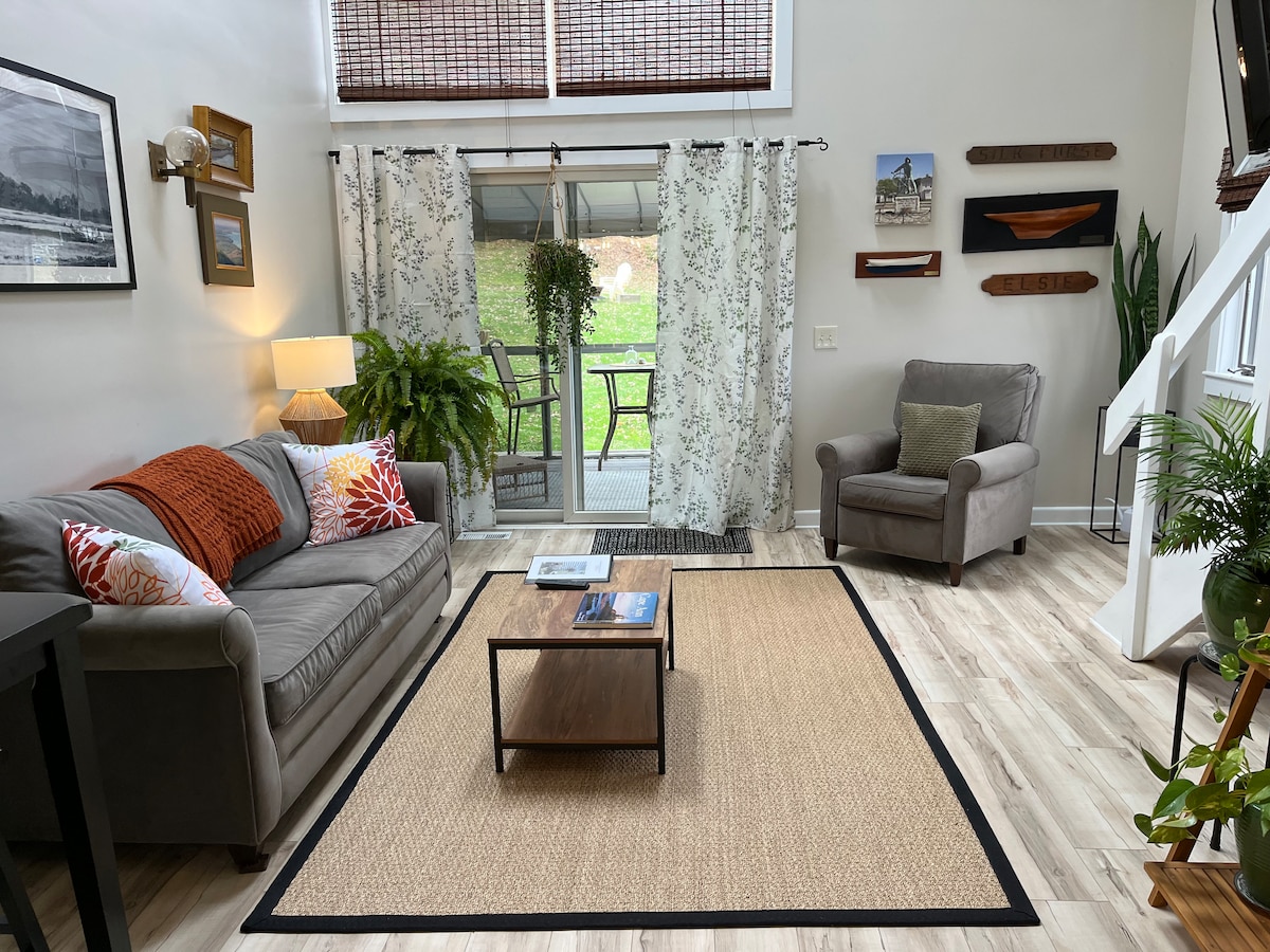 Top Airbnb: Friendship Acres Barn Apartment B in North Shore