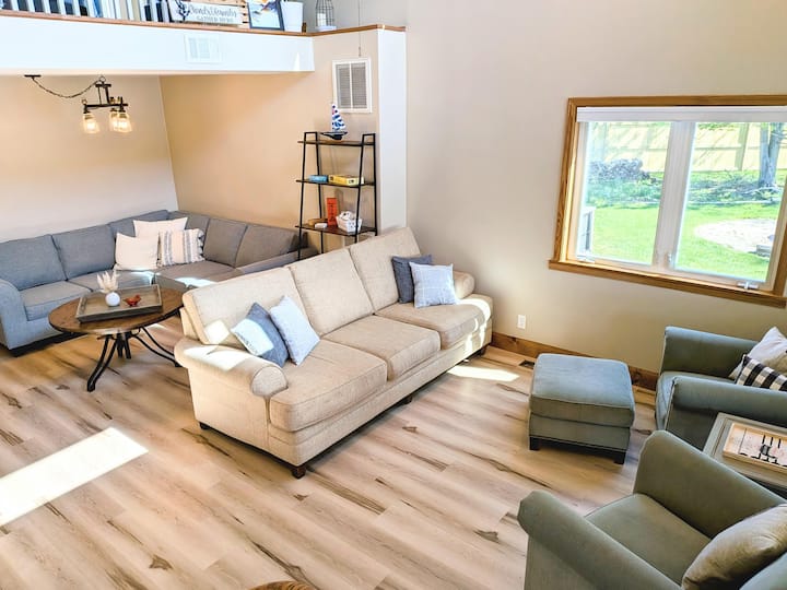 Family Lake House With Private Dock, Kayaks & Yard - Hastings, MI