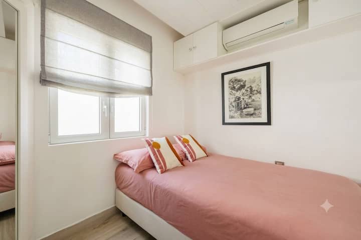 3eme chambre avec lit double et grand placard de rangement