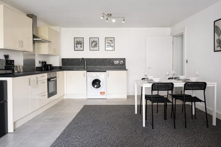 Large Apartment Families & Couples - Free Parking - Manchester
