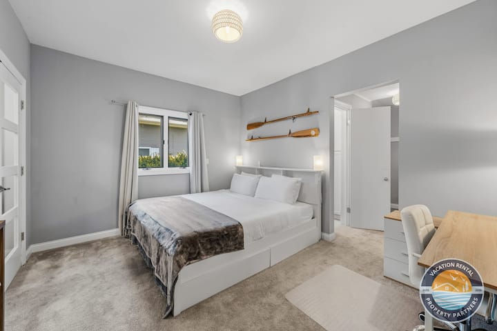 Chumba cha kulala cha 2 — Kitanda aina ya king chenye mwanga mkali wa asili na mashuka safi. Chumba cha kupumzika kwa ajili ya wazazi, babu na bibi au wakwe.