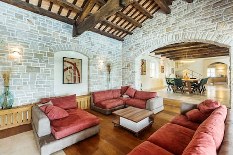 Popular Airbnb listing: Villa Santa Domenica with Pool & Wine Cellar in Brčići