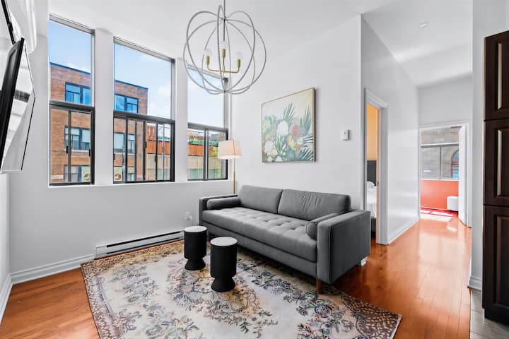 Nova - 3br Boutique Suite On Boul St-laurent - Laval