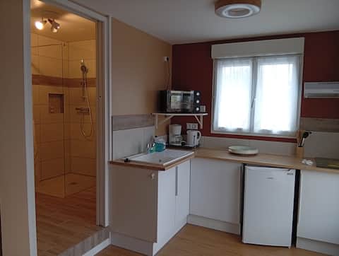 Successful Airbnb property: Quiet studio near the ocean for two people in Longeville Sur Mer