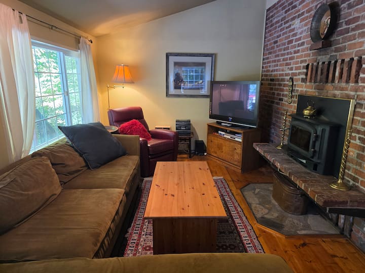 Charming Farmhouse Cottage - Point Roberts, WA