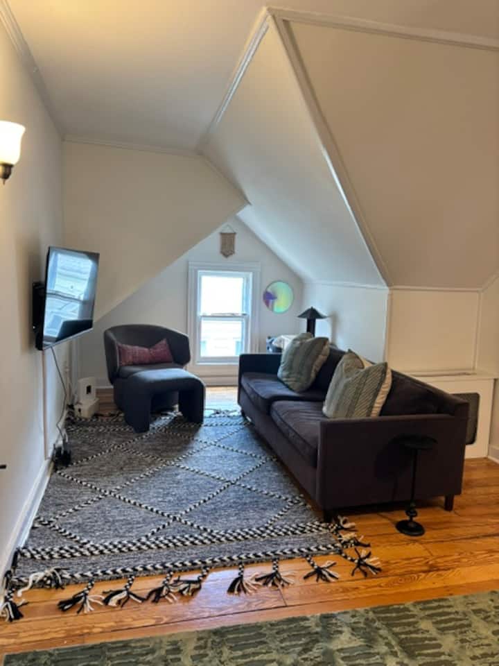 Charming 2 Br Retreat In The Heart Of Montclair - Montclair, NJ