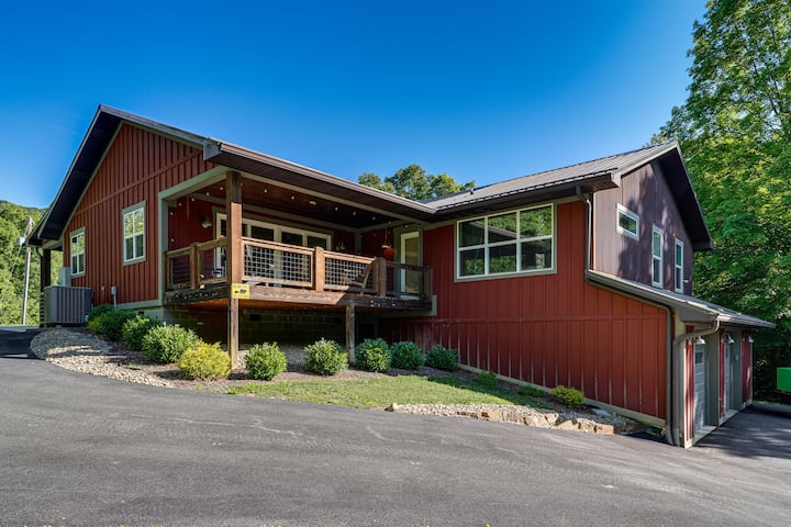 Group-friendly Kingsport Home W/ Game Room, Decks! - Fort Patrick Henry Lake, TN