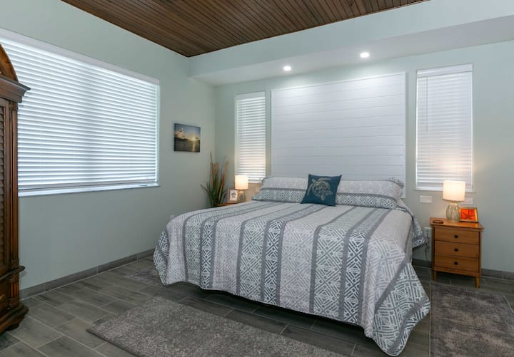 Un cómodo refugio en la planta principal con cama tamaño king, baño privado y fácil acceso.