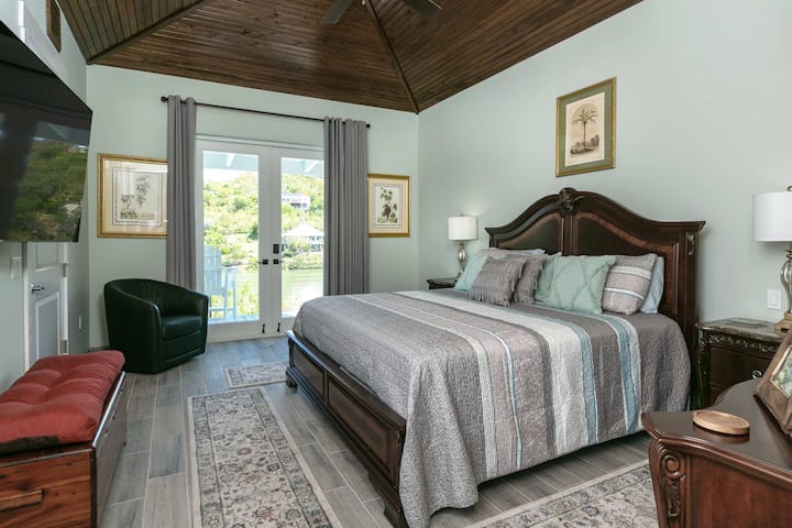 Habitación King con baño privado y balcón privado con vista a la ladera y al estanque de agua salada.
