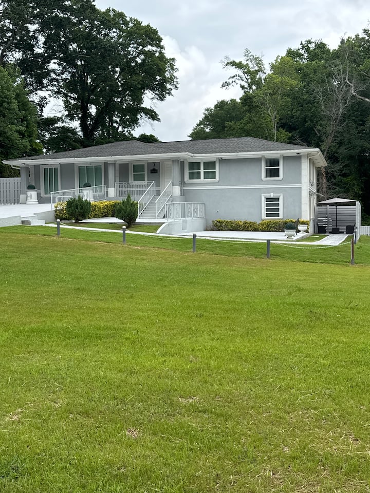 3br Retreat W/ Private Patio - Lithonia, GA