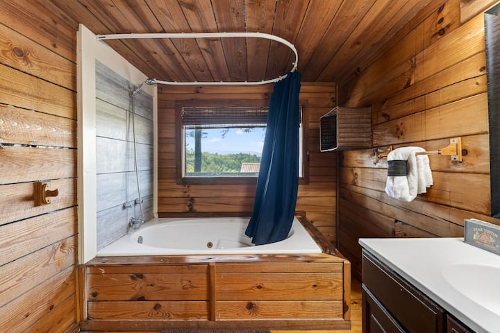 La salle de bain de la chambre principale est équipée d'une douche et d'un jacuzzi.