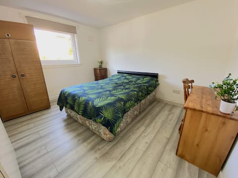 Top performing Airbnb: Bright & Spacious 2 Bedroom Flat | Free Parking in Dennistoun