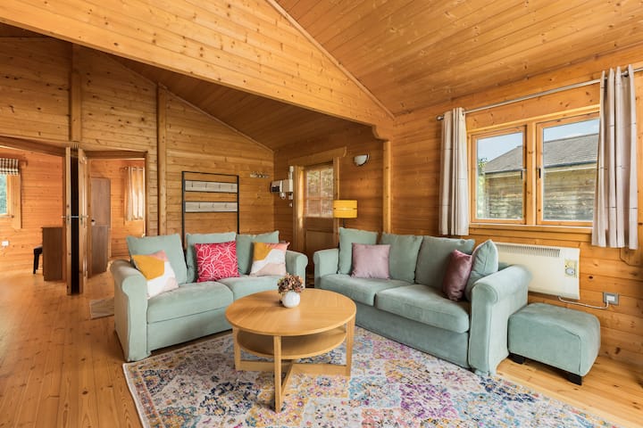Scandanavian Lakeside Cabin | Sleeps 4 | Parking - Cotswolds