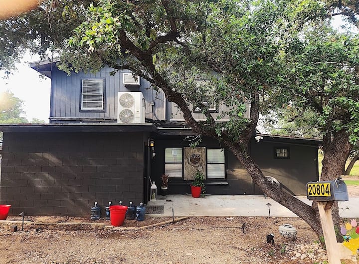 Lakeside Escape On Lake Travis! +Pickleball Court - Lakeway, TX