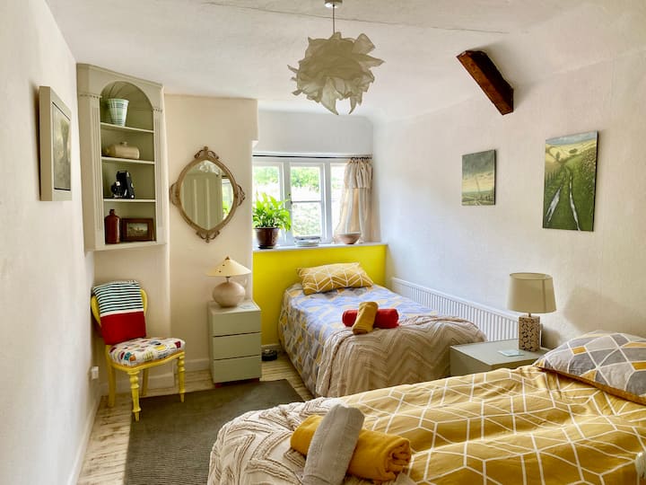 Top floor: 2 single beds. Can be linked to make a Superking