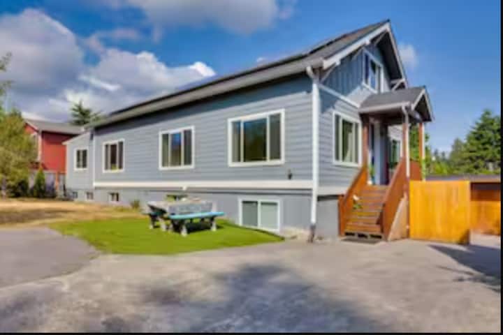Modern Northgate House | 8br Great Light Living - Seattle, WA