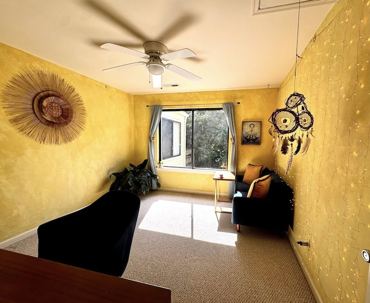 Sunny Furnished Room + Private Bath - Charlottesville, VA