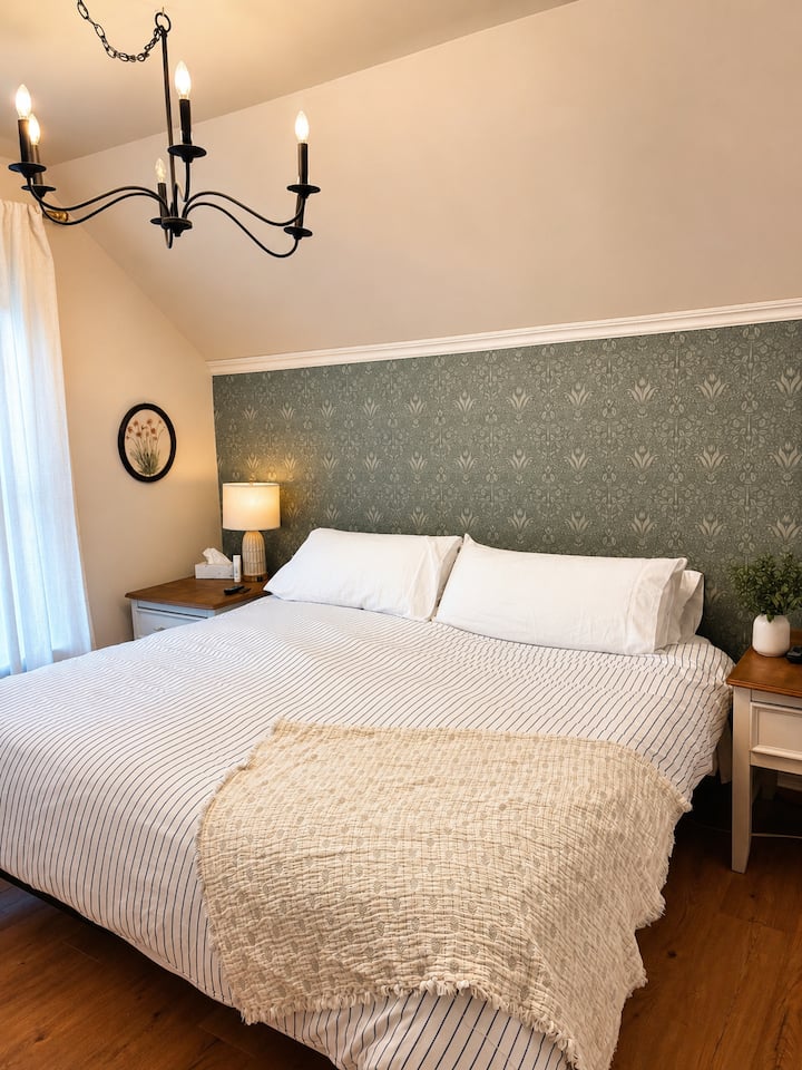El dormitorio principal está equipado con una cama ajustable king dividida con elevación controlada a distancia y funcionalidad de masaje incorporada para mayor comodidad y relajación.