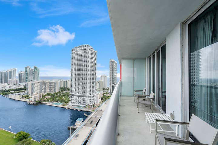 Coastal Gem | Bright Apartment | Beachwalk Comfort - Hallandale Beach, FL