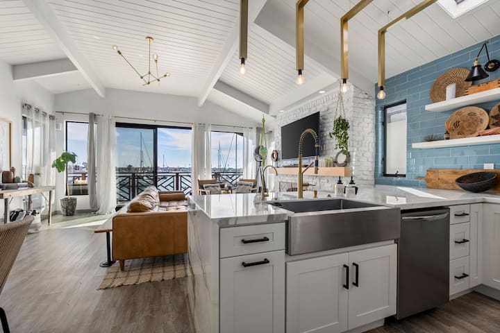 Balboa Island Home Balcony And Rooftop Deck On Bay - Newport