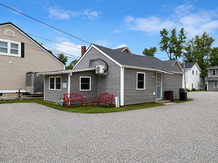 Pet Friendly Strip Stay Near Wineries & Lake - Geneva, OH