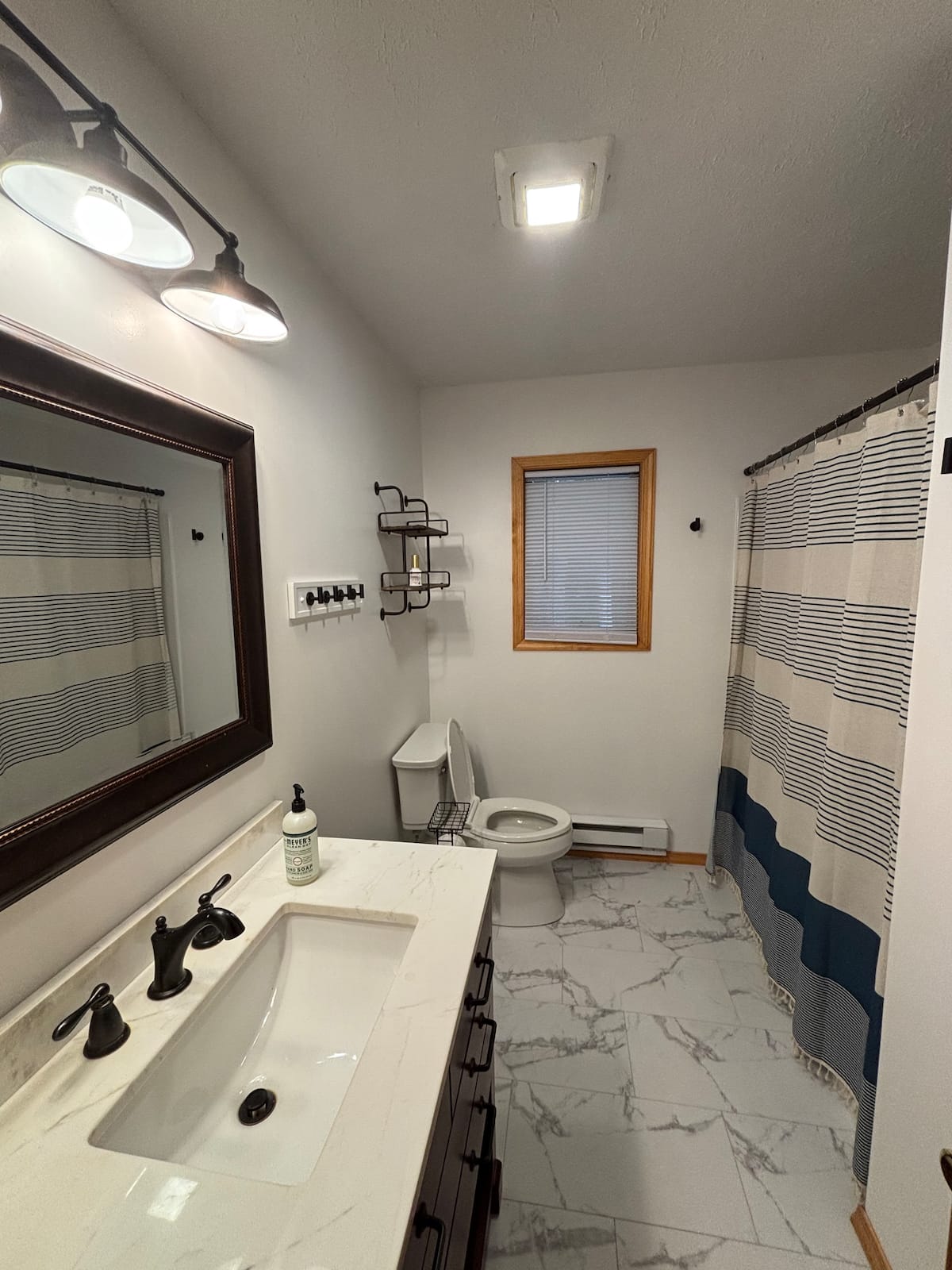 Full bathroom 1