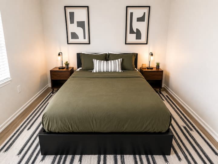 Seu refúgio aconchegante - uma cama queen confortável, iluminação acolhedora e um espaço relaxante para recarregar as energias.