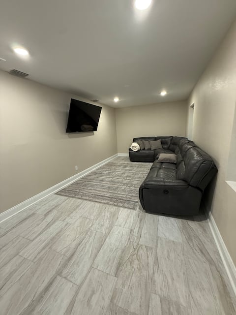 Top performing Airbnb: Zoo Tampa’s secure gated oasis. FREE PETS big yard in Riverbend