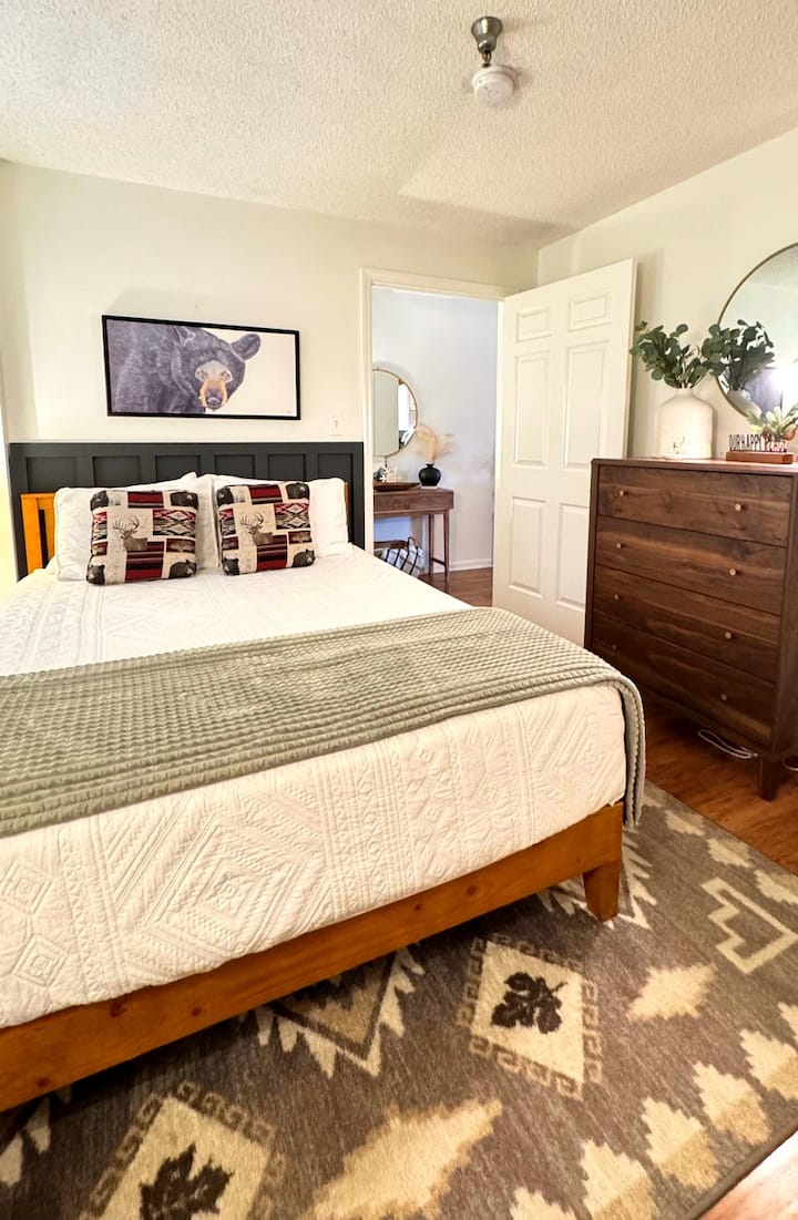 Dormitorio de invitados con cama queen